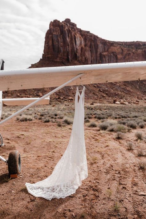 Backcountry Airplane Flight Tour Wedding in Moab, Utah | The Hearnes Adventure Photography Airplane Elopement, Epic Elopement, Elopement Destinations, Airplane Flight, Adventurous Wedding, Alaska Adventures, Elopement Wedding Photography, Adventure Photos, Family Ties