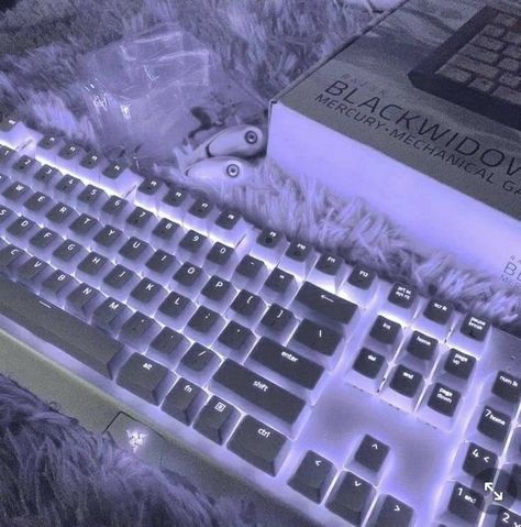 Girl Gamer Aesthetic, Gaming Keyboard Aesthetic, Aesthetic Setup, White Keyboard, Gamer Aesthetic, Girl Gamer, Gamer Setup, Computer Set, Gamer Room Decor