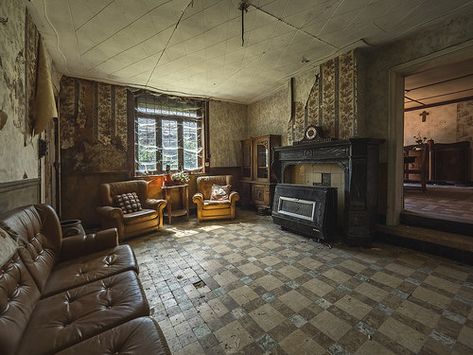 Abandoned house | Yannick M. | Flickr Abandoned 70s House, Abandoned Homes Interior, Abandoned Appartement, Rundown House Interior, Abandoned Houses Interior, Abandoned Living Room, Abandoned House Interior, Abandoned Belgium, Abandoned Apartment