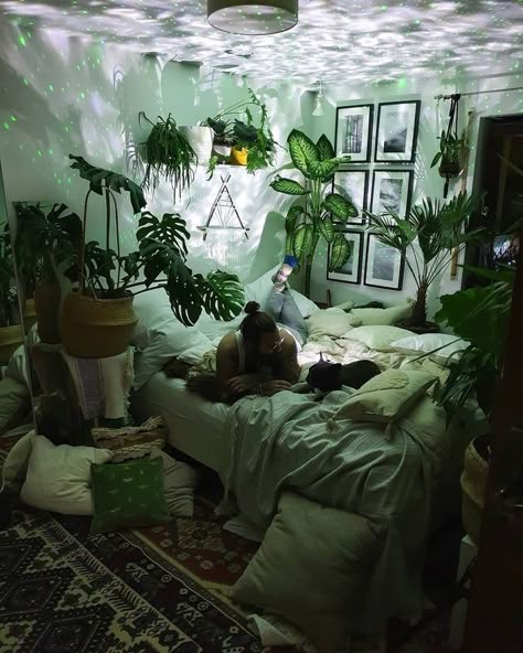 Slytherin Room, Boho Plants, Makeover Bedroom, Redecorate Bedroom, Pretty Room, Cozy Room Decor, Aesthetic Rooms, Dreamy Room, Christmas Room