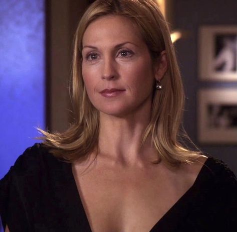 Lily Van Der Woodsen Hairstyles, Lily Bass Hair, Lily Bass Outfits, Lily Van Der Woodsen Hair, Kelly Rutherford Hair, Wellington Aesthetic, Lilly Van Der Woodsen, Lily Vanderwoodsen, Housewife Outfit