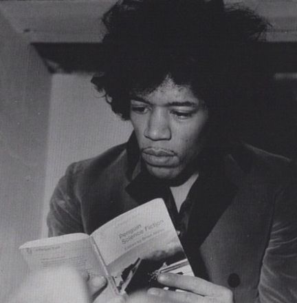 Jimi Hendrix Reading © (Petra Niemeier-K & K/Contributor) Penguin Science, Top 100 Books, Celebrities Reading, Science Fiction Magazines, Jimi Hendrix Experience, Vintage Penguin, Isaac Asimov, Penguin Books, Hendrix