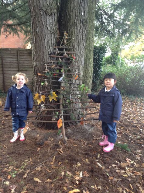 Festive Forest School Montessori, Forest School Christmas Activities, Forest School Storage Ideas, Winter Forest School Ideas, Forest School Environment, Christmas Forest School Activities, Outdoor Christmas Activities For Kids, Forest Kindergarten Classroom, Forest Kindergarten Activities