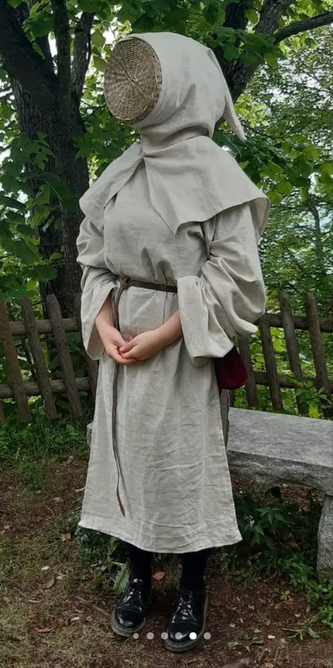 Medieval Beekeeper, Beekeeper Costume, Comic Ideas, Ancient Warfare, Bee Keeper, Medieval Clothing, Historical Costume, Woodland Creatures, Medieval Fantasy