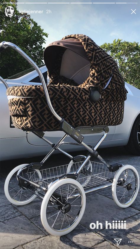 Kylie Jenner Matched Her Entire Outfit to Stormi's Stroller and It's Honestly Iconic Fendi Stroller, Quinny Stroller, Baby Preparation, Luxury Baby Clothes, Best Baby Strollers, Baby Gadgets, Baby Momma, Baby Swag, Baby Bling