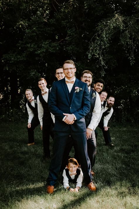 Funny Wedding Photography, Groomsmen Wedding Photos, Groomsmen Poses, Funny Wedding Pictures, Wedding Fotos, Family Wedding Photos, Wedding Portrait Poses, Groomsmen Photos, Funny Wedding Photos