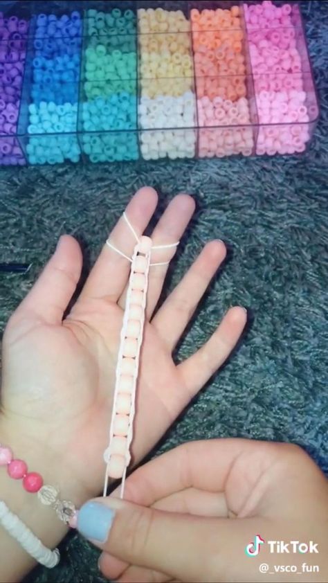 How To Make Bracelets Rubber Bands, Bracelets With Rubber Bands And Beads, Rubber Bands For Bracelets, How To Make A Bracelet Out Of Rubber Bands, Rainbow Loom Choker Necklace, Things To Make Out Of Loom Bands, Loom Bracelet Aesthetic, Rubber Bracelets Diy, Rubber Band Friendship Bracelets