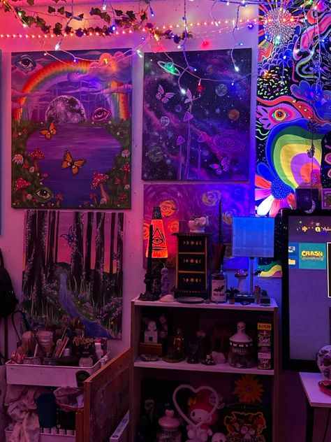 𝘀𝗵𝗿𝗼𝗼𝗼𝗺𝗳𝗮𝗶𝗿𝘆✩︎ on tiktok #room #blacklight #aesthetic #decor #coolroom Blacklight Room, Pixie Aesthetic, Hippie House, Fairy Room, Uv Black Light, Hippy Room, Room Ideas Aesthetic, Hippie Room Decor, Room Redesign