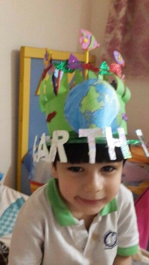 Creative Hat ....Earth day Earth Day Fancy Dress Ideas, Earth Day Headband, Earth Day Crown Free Printable, Recycled Hats Earth Day, Recycled Hats Kids Ideas, Recycled Outfits, Round Hat, Earth Day Crafts, Earth Pictures