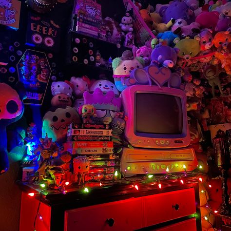 Colleencore Aesthetic, Weirdcore Bedroom Ideas, Creepy Cute Bedroom, Weirdcore Room Ideas, Scenecore Bedroom, Clowncore Room, Creepy Cute Room, Scene Room Decor, Scenecore Room