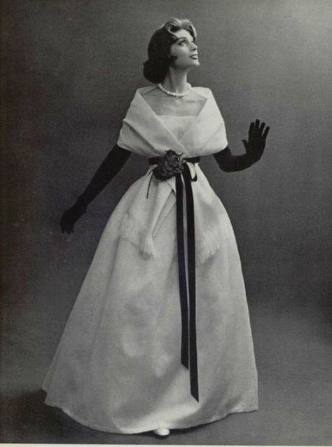 Christian Dior, 1956. 50s Chic, 1955 Fashion, Collage People, 1950s Glamour, Fashion 60s, Vintage Culture, Fifties Style, 50's Fashion, Vogue Vintage