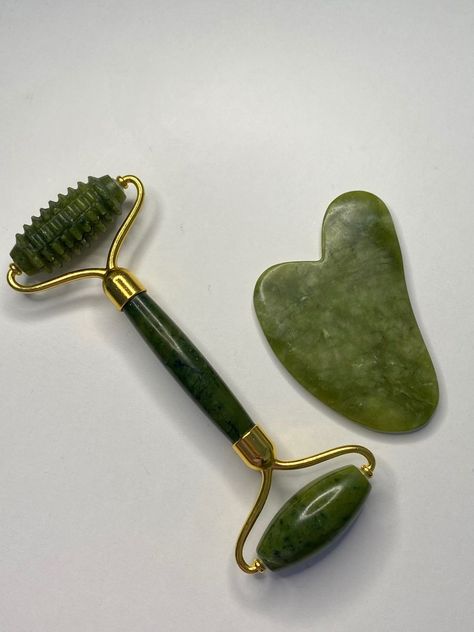 #selfcare #aesthetic #skincare #products #hair #girls #inspo #amazon #guasha #gua #girl #summer #care #life #beach Glass Skin Naturally At Home, Glass Skin Naturally, Get Glass Skin, Roller And Gua Sha, Gua Sha Set, Facial Tools, Sandalwood Powder, Jade Roller, Gel Mask