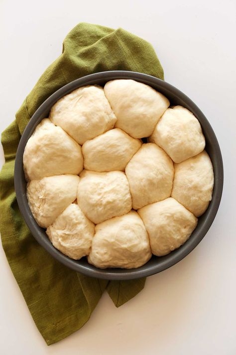 Dinner Rolls Recipes, Simple Vegan Dinner, Vegan Dinner Rolls, Veggie Options, Avocado Brownies, Vegan Holiday Recipes, Vegan Holiday, Minimalist Baker, Vegan Bakery