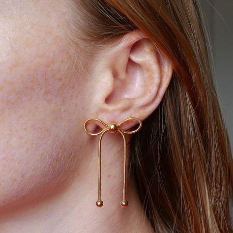 Cute & classy ✨ #jewelry #summerjewelry #summervibes #classy Gold Knot Earrings, Timeless Earrings, Face Products, 18k Gold Earrings, Classy Jewelry, Knot Earrings, Face Products Skincare, Summer Jewelry, Chandelier Earrings