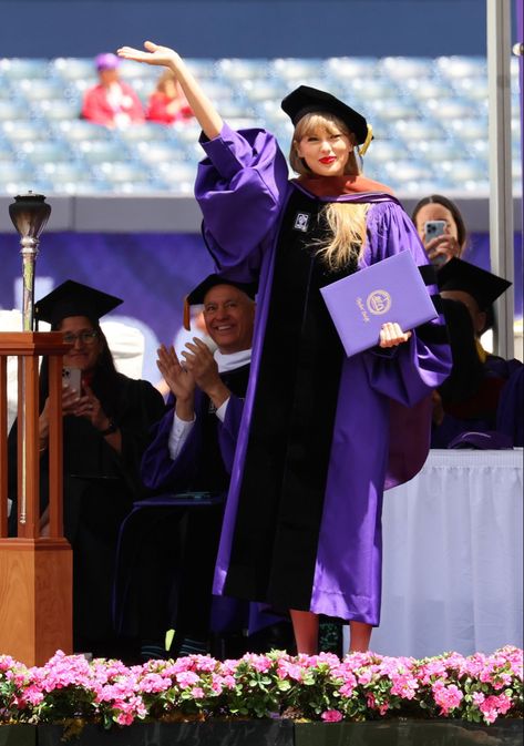 Taylor Swift Graduation, Taylor Swift Eyes, Taylor Swift New York, Academic Regalia, Graduation Speech, Phd Graduation, Taylor Swift Web, Swift Photo, All About Taylor Swift