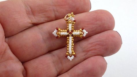 Beaded Broches, Beaded Crosses, Bead Creations, Bracelets Easy, Beaded Stuff, Beads Pattern, Art Perle, Cross Necklaces, Unicorn Pendant