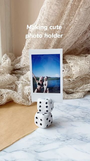 Air Dry Clay Place Card Holder, Air Dry Clay Photo Stand, Clay Crafts Beginners, Diy Polaroid Holder, Polymer Clay Picture Holder, Clay Photo Holder Diy, Clay Calendar Diy, Air Dry Clay Candlestick Holder, Diy Clay Photo Holders