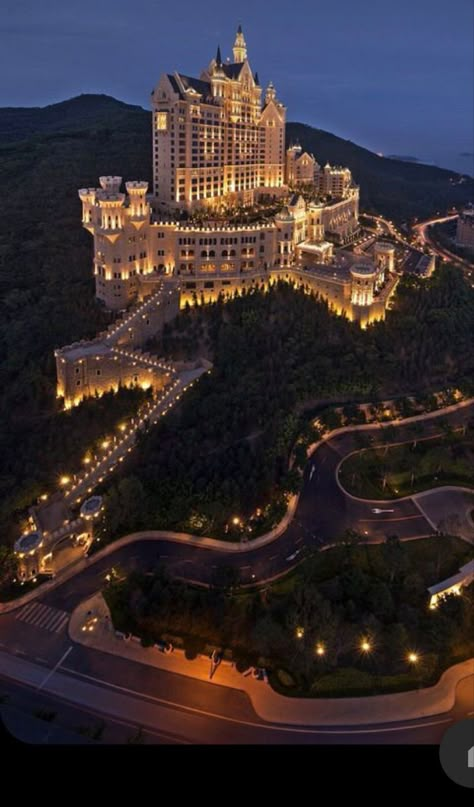 Expensive Mansions Luxury, Big Castle Mansions, Very Big Mansion, Mansion On A Hill Aesthetic, Large Mansions Luxury, Expensive Luxury House, Huge Castles Mansions, Huge House Exterior, Big Castle House