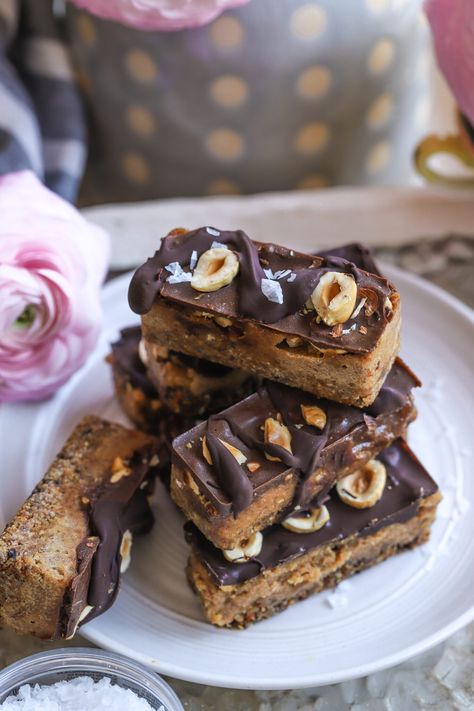 Hazelnut Bars, Snicker Bars, Snickers Bars Recipe, Raw Treats, Buckwheat Groats, Snickers Bar, Feel Good Food, How To Roast Hazelnuts, Raw Desserts