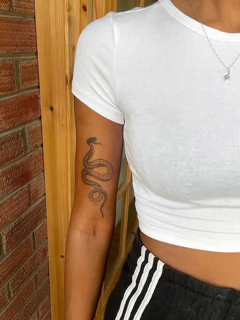 Back Of Arm Snake Tattoo, Snake Tattoo Inner Bicep, Snake Inner Bicep Tattoo, Small Underarm Tattoo Women, Snake Bicep Tattoo Women, Snake Tattoo Bicep, Bicep Snake Tattoo, Tattoo On Bicep Women, Women Snake Tattoos