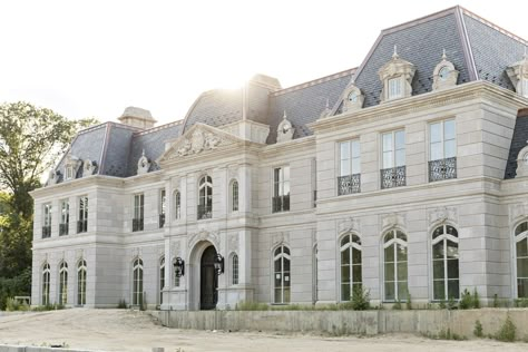 My Very Own Versailles: Homeowners Who Re-create the French Palace - WSJ Chateau Mansion, Luxury French House, Palace House, Chatue House, Old French House, Palace Outside, Elegant Mansion, French Chateau Layout, Modern Palace Exterior