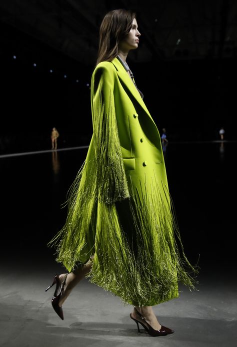 Milan Fashion Week Runway, Green Slip Dress, Gucci Runway, Sewing Details, Gucci Spring, Tassels Fashion, Milano Fashion Week, Runway Trends, Jessica Chastain