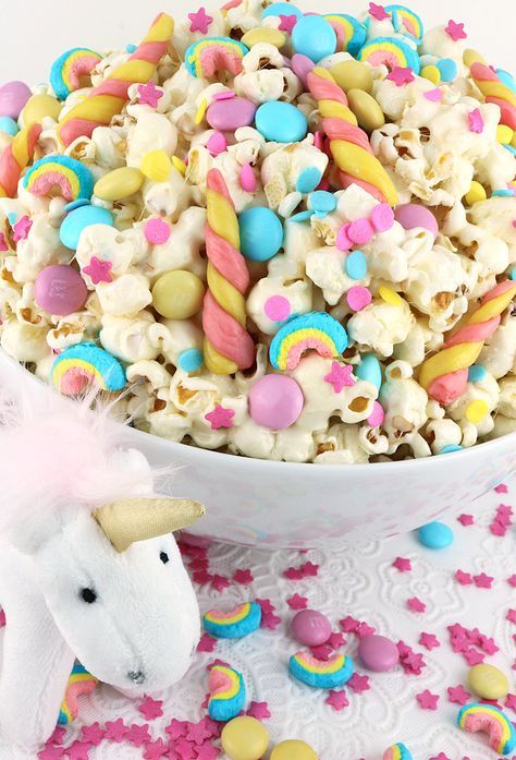 Unicorn Party Food Ideas, Unicorn Popcorn, Popcorn Sweet, Unicorn Party Food, Unicorn Horns, Unicorn Treats, Salty Popcorn, Sweet Popcorn, Pony Birthday Party