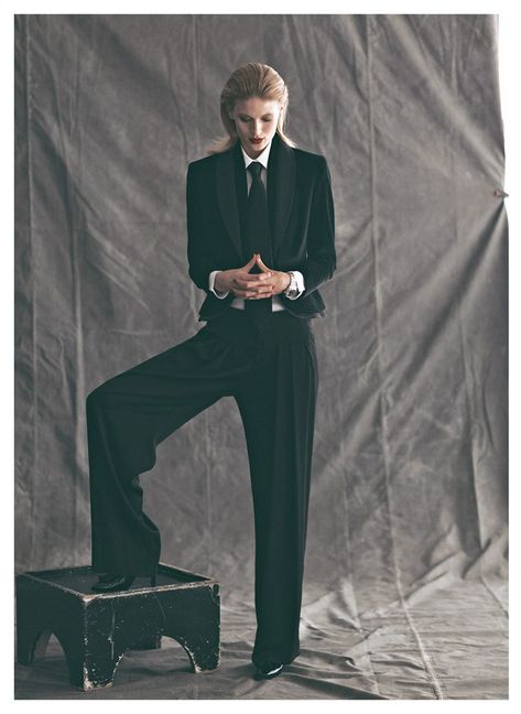 Michelle Buswell Poses for Koray Birand in Harper’s Bazaar Turkey’s November 2012 Cover Shoot | Fashion Gone Rogue Woman In Suit, Woman Suit Fashion, Androgynous Fashion, Black Suit, Mode Inspo, 가을 패션, Harper's Bazaar, Suit Fashion, Mode Inspiration