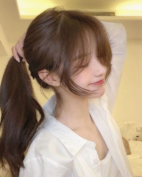 Wavy Ponytail With Bangs, Korean Girl Haircut, Ponytail Hairstyles Front View, Korean Girl Hairstyle, Medium Hair Ponytail, Korean Ponytail, Short Wavy Haircuts, Stylish Ponytail, Bangs Ponytail