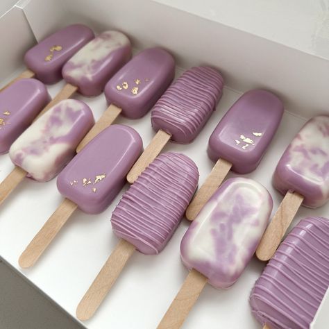 Simple Cakesicles Designs, Purple Cakesicles Ideas, Butterfly Cakecicles, Mehndi Dessert Table Ideas, Cake Popsicles Design, Mehndi Desserts, Cake Sickles Ideas, Lavender Dessert Table, Cakesicle Display