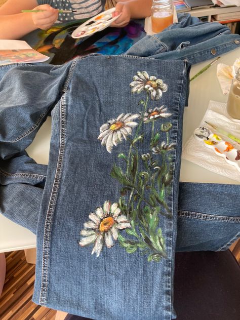 Acrylic Paint Clothes, Painting Jeans Aesthetic, Denim Pants Painting Ideas, Painting On Fabric Ideas, Custom Pants Paint, Jean Pocket Painting, Drawing On Clothes, Painting On Jeans, Painting On Denim