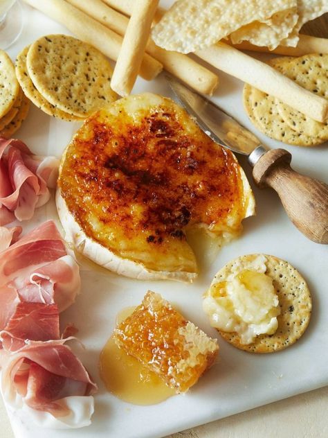 Brulee Brie, Brie Cheese Recipes Appetizers, Cream Cheese Board Ideas, Cream Cheese Board, Baked Brie With Honey, Brie Cheese Recipes, Recipes Cheese, Spoon Fork Bacon, Platter Ideas