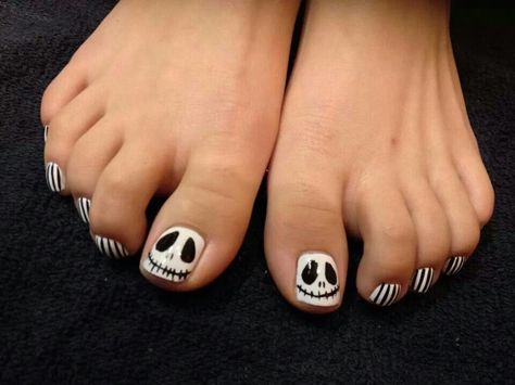 Halloween toes Ghost Pedicure Designs, Halloween Toes Designs, Toe Nail Designs Halloween, Spooky Toe Nails, Halloween Toenail Designs, Halloween Toe Nail Designs, Halloween Toenails, Halloween Toes Nails Design, Halloween Pedicure Ideas