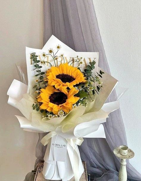 Sunflower Bouquet Arrangement, Sunflower Diy Bouquet, Sunflower Wrapped Bouquet, Sunflower Roses Bouquet, Sunflower Bouquet Ideas, One Sunflower Bouquet, Small Sunflower Bouquet, Sunflower Bouquet Aesthetic, Sunflower Bouquet Gift