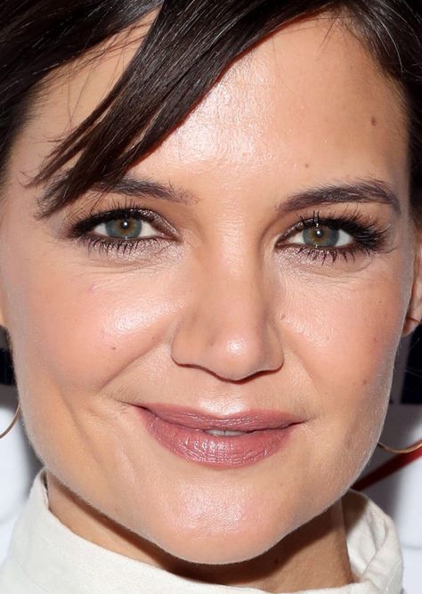 Close-up of Katie Holmes at Z100's 2017 Jingle Ball Concert. Katie Holmes Makeup, Jingle Ball Concert, Kate Holmes, Celeb Hair, Allison Williams, Celebrity Makeup Looks, Lynda Carter, Celebrity Faces, Tousled Waves