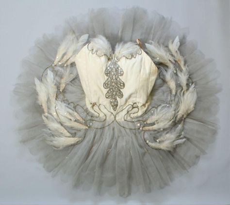 Theatre Costume | V&A Explore The Collections Odette Swan Lake, Swan Lake Costumes, Swan Feathers, Blonde Russian, Paris Chateau, Margot Fonteyn, Ballet Russe, Vintage Ballet, Theatre Costumes