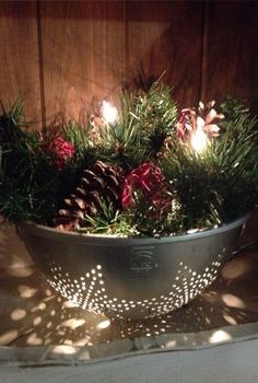 Colander Center Piece Country Christmas Decorations, Christmas Centerpieces Diy, Christmas Decorations Rustic, Primitive Christmas, Noel Christmas, Christmas Kitchen, Country Christmas, Christmas Centerpieces, Decoration Christmas