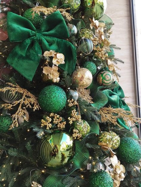 Green And Gold Theme Christmas Tree, Dark Green Velvet Christmas Tree, Green Bow Christmas Tree, Christmas Tree Green Theme, Green And Ivory Christmas Tree, Green And Beige Christmas Tree, Green And Gold Xmas Tree, Green Tree Christmas Decor, Emerald Green Christmas Decor Ideas