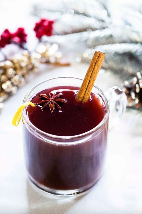 Get into the holiday spirit with Honey Mulled Wine! This red wine is sweetened with honey and spiced with cinnamon. It's an easy (and easy to love) winter warmer. Hot Spiced Wine, Spiced Wine Recipe, Raclette Originale, Galette Des Rois Recipe, Hot Wine, Mulled Wine Recipe, Wine Recipe, Spiced Wine, Holiday Wine