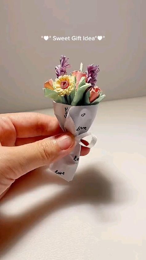 Hadiah Diy, मेहंदी डिजाइन, Gubahan Bunga, Diy Birthday Gifts For Friends, Paper Craft Videos, Seni Dan Kraf, Diy Gift Set, Hemma Diy, Instruções Origami