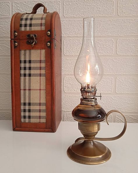 Oil Lamp Antique, Old Fashion Lanterns, Vintage Kerosene Lamps, Oil Lamp Centerpiece, Old Objects, Old Lanterns, Primitive Technology, Antique Oil Lamps, Oil Lantern