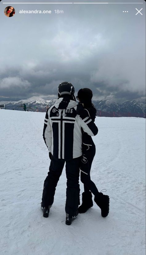 Luxury couple, luxury inspo, love couple, skiing, russians Couple Ski Outfit, Matching Couple Ski Outfits, Foto Sci, Ski Trip Outfit, Snow Couple, Ski Aesthetic, Couple Inspo, Best Honeymoon Destinations, Snow Pictures