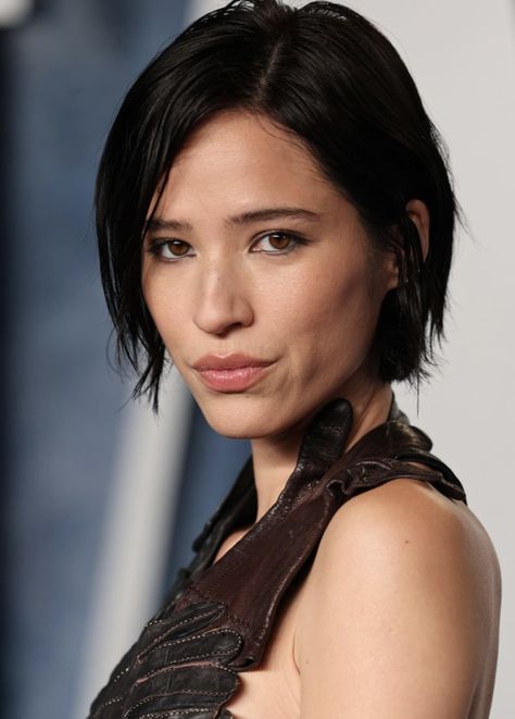 Kelsey Asbille Short Hair, Black Hair With Red, Kelsey Chow, Kelsey Asbille, Black Red Hair, Short Black Hair, Short Dark Hair, Dark Fall, Fall Hairstyles