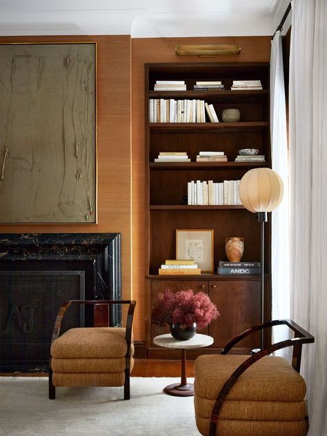 Augusta Hoffman - ELLE DECOR Augusta Hoffman, Sleek Fireplace, Manhattan Loft, Sofas Vintage, Styled Bookshelves, Kensington Gardens, New York Apartment, Chic Living, Fireplace Tile