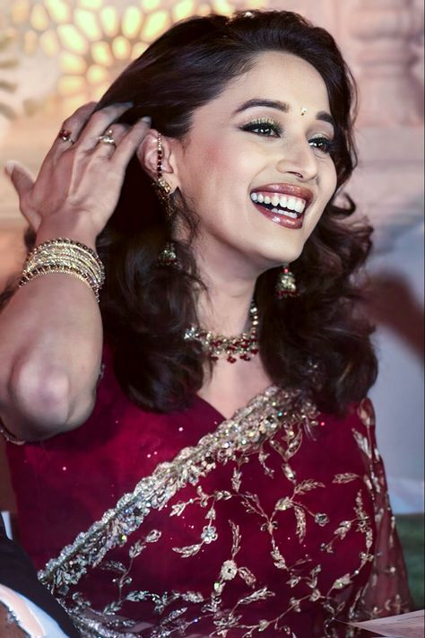 Madhuri Dixit And Her Husband, Old Bollywood Actress Aesthetic, Indian 90s Fashion, India Wallpapers Aesthetic, Vedaant Madhavan Aesthetic, Retro Makeup Looks 90s, Mahima Chaudhary 90s, Rani Mukerji Saree, Bollywood Makeup Looks