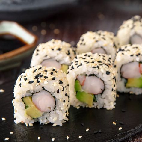 A japanese recipe of california roll made of sushi rice . A California roll or California maki is a makizushi sushi roll that is usually rolled inside-out, and containing cucumber, crab or imitation crab, and avocado. Surimi Sushi, California Roll Sushi, Sushi Sauce, Shrimp Sushi, Spicy Crab, Sushi Menu, Lomo Saltado, California Roll, Pasta E Fagioli