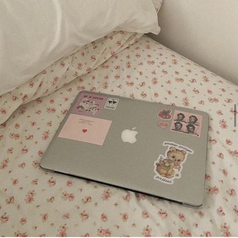 Coquette School Aesthetic, Coquette Laptop, Coquette School, Cute Bed Sheets, Pinterest Coquette, Laptop Keyboard Covers, Romanticize School, American Teenager, Laptop Decoration