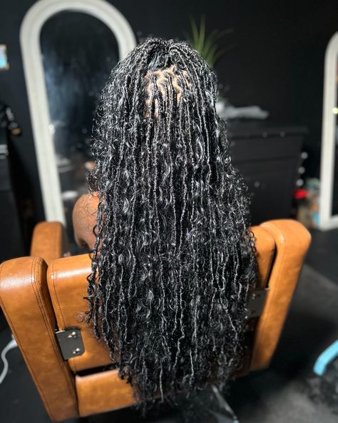 I Tried Something New 🥵Back In The Lab. Comments ? 🍁Book Under: Soft Locs + boho 💭𝗙𝗼𝗹𝗹𝗼𝘄 𝗠𝘆 𝗜𝗚, 𝗣𝗶𝗻𝘁𝗲𝗿𝗲𝘀𝘁, & 𝗧𝗶𝗸𝘁𝗼𝗸 𝗜𝗻 𝗕𝗶𝗼!💭 ♡ ♡ ♡ #knotlessbraids #bohoknotless #customblendbraids #mobilealbraider #251braider #mississippibraider #georgiabraider #floridabraider #explore #viral #blackgirlinspo#braidercontent #hairstylist #summerlooks #locs #softlocs #lochairstyles Messy Soft Locs, 24 Inch Soft Locs, Boho Soft Locs, Soft Locks, Distressed Locs, Curly Faux Locs, Fav Hairstyles, Boho Locs, Soft Locs