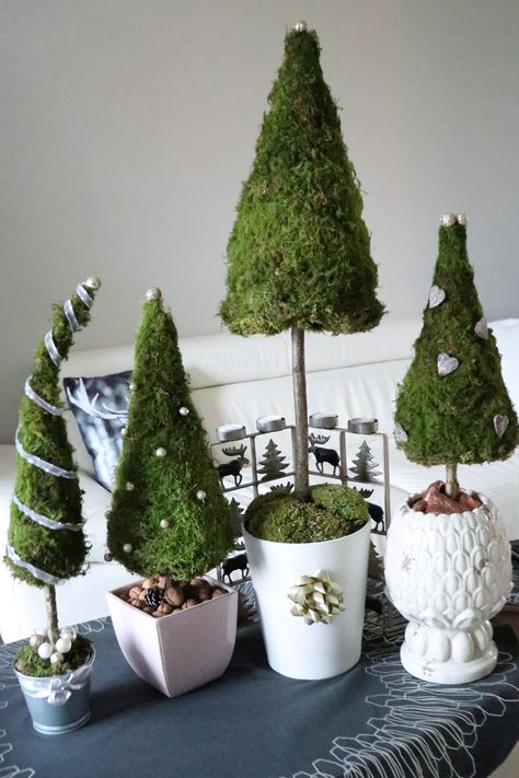 Christmas Moss Decor, Moss Christmas Decorations, Moss Christmas Tree, Moss Christmas, Unusual Christmas Trees, Green Christmas Tree Decorations, Christmas Diy Wood, Christmas Reindeer Decorations, Holiday Greenery