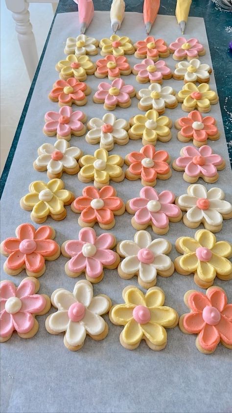 Good Ideas For Parties, Small Birthday Party Food Ideas, Birthday Tea Party Food, Plants And Prosecco, Gourmet Summer Desserts, Groovy Theme Desserts, Floral Party Food Ideas, 2nd Birthday Daisy Theme, Garden Party Treats